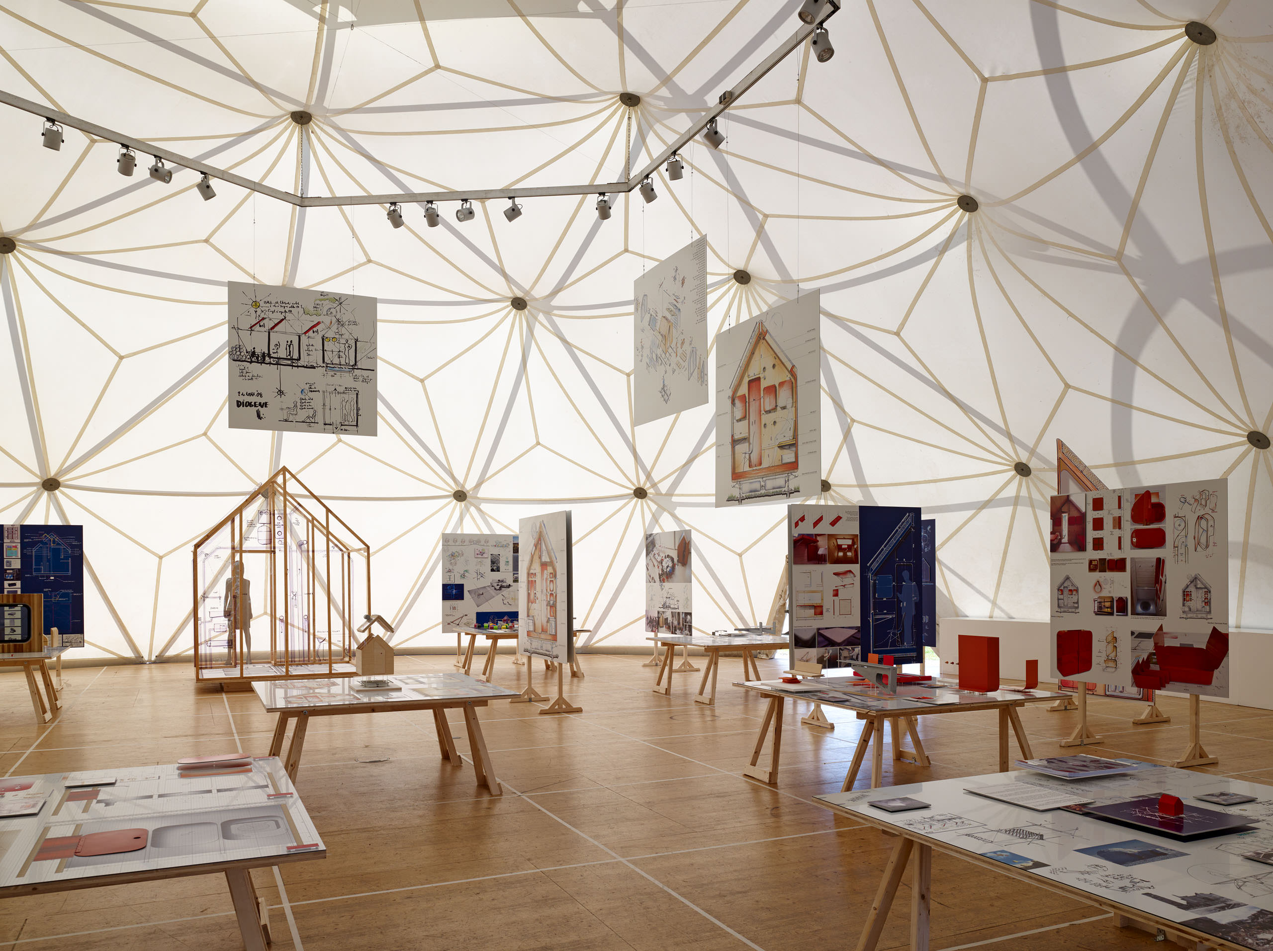 E13450 · Vitra Ausstellung Diogene